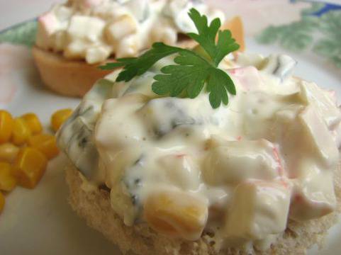 Салата с ролца от раци