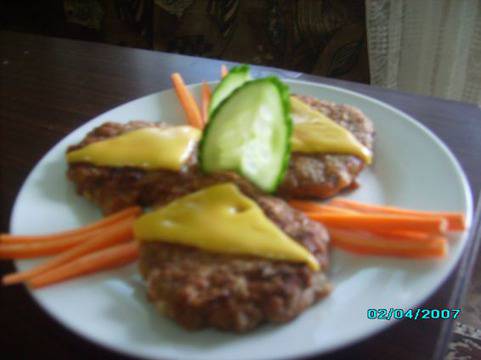 Кюфтета с топено сирене