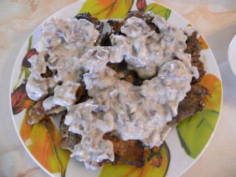 Свински пържоли с гъбен сос