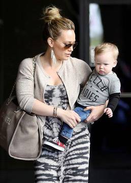 Звездни фитнес мами: Хилари Дъф