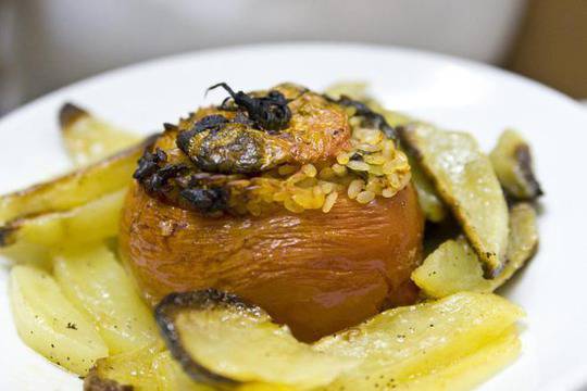 Пълнени домати с ориз и свежи подправки