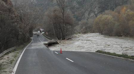 Придошлата река Градешница отнесе пътя между селата Филипово и Осеново