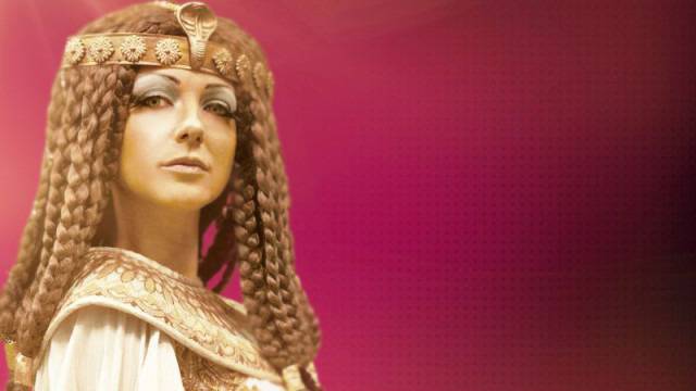 И поп-фолк певицата Емануела става риалити героиня