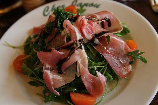 Салата от спанак с рукола и прошуто