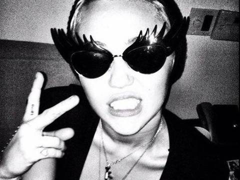 Новата татуировка на Майли Сайръс изненада всички