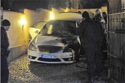 Лъскава кола горя в „Бояна“