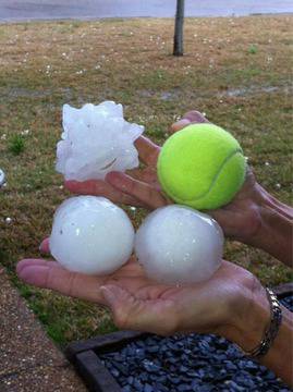 Чудовищна градушка се изсипа от небето! (видео)