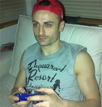 Димитър Бербатов играе на плейстейшън в почивния си ден