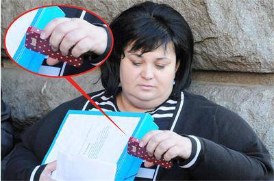 Искра Фидосова с червен телефон на бели точки