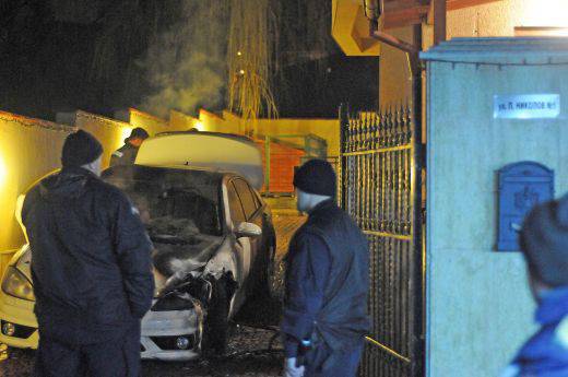 Бял мерцедес горя в Бояна