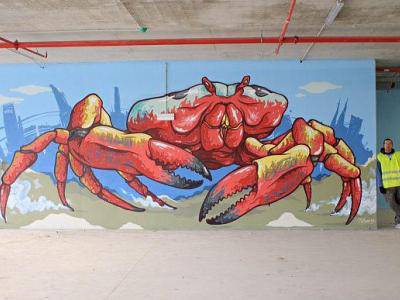 Майстори на графити разкрасяват паркинга на „Странд Бургас“