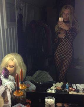 Аби Крауч позира с мрежеста рокля и без сутиен (снимки)