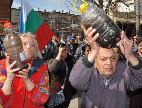 В Симеоновград тече кафява вода в чешмата