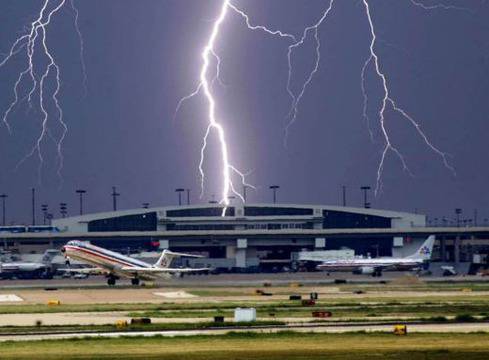 Мълния удари самолета с националите на Италия