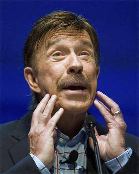 Чък Норис си обръсна брадата