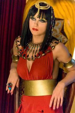 И Емануела влиза в „Къртицата“