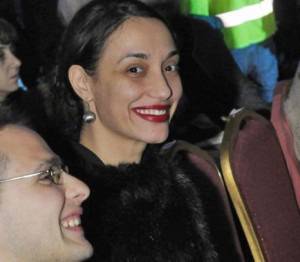 Наша певица се бори да разведе политик