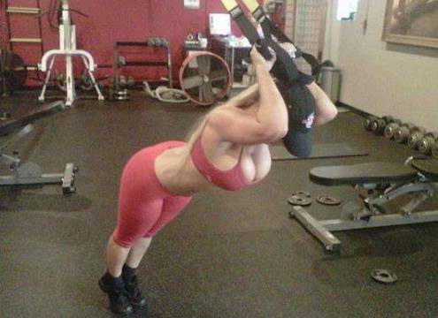 Най-хубавото дупе на планетата поддържа гърди във фитнеса (СНИМКИ)