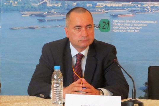 Виновникът за гафа с туристическото лого остава зам.-министър