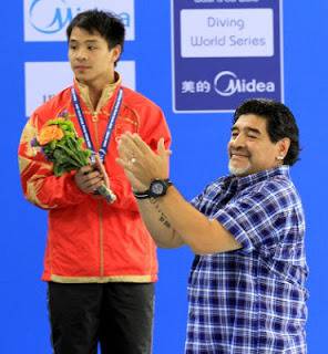 ГОРЕЩО: Марадона и младото му гадже блестят на състезание в Дубай (галерия)