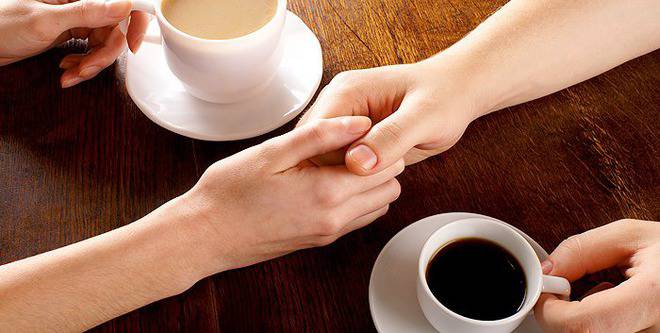 Висящ хамбургер, висящи картофки, висящо кафе и висяща поничка, моля!