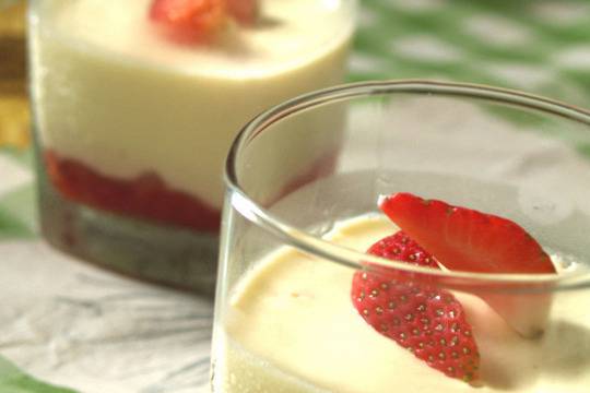 Яйчен крем с ягоди