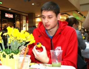 Николай Пенчев боядисва великденски яйца благотворително