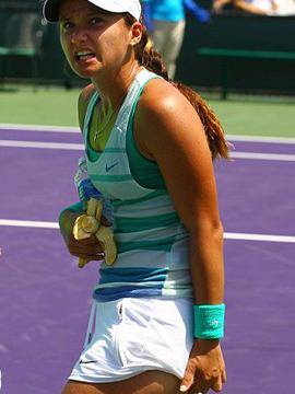 Оса ужили тенисистка по дупето (снимки)