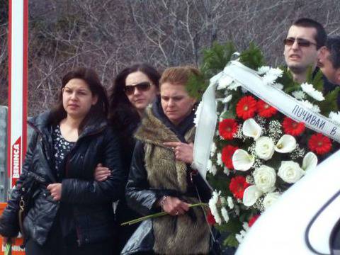 Роднини и приятели сбъркаха гроба на племенника на Фатик!