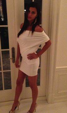 Адриана Лима секси в къса бяла рокля