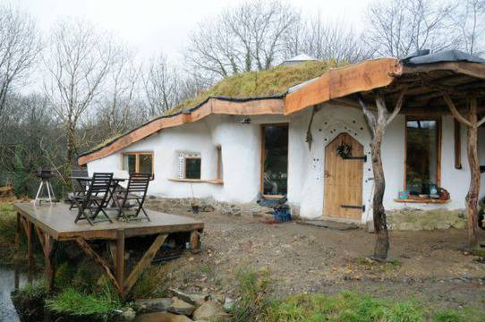 Искат да разрушат еко-хобит къщичката на младо семейство видяна 6645 коментари 5