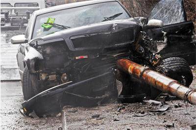 Шофьор отсече с колата си стълб в столичния квартал „Бояна“ (галерия)