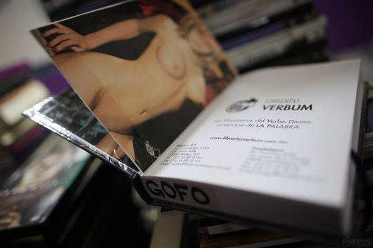 Свещеник рокер шашка мексиканци с черепи и голи мадами