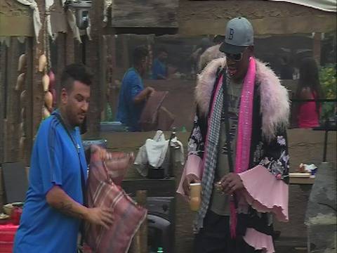 „Къртицата“: Денис Родман хулиганства в Базата, кани Емануела в джакузито