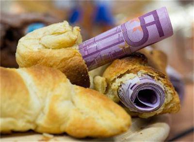 Кроасани с пълнеж банкноти от по 500 евро пренасят на летището във Франкфурт