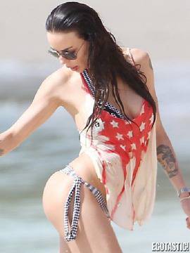 Нина Морич лъсна на плажа по секси дупе