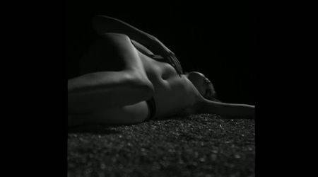 Видео: Черно-бяла еротика със Soothe My Soul, новия сингъл на Depeche Mode