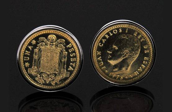 Рециклирани стари монети се превръщат в копчета за ръкавели