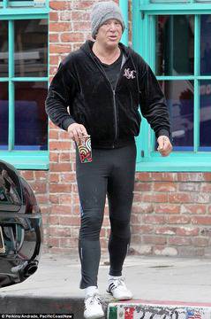 Мики Рурк се появи с впит панталон и скъсана шапка