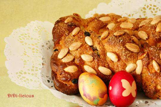 Великденски козунак и шарени яйца