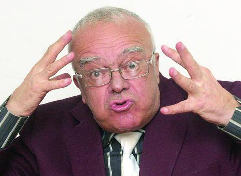 Ама много водещи с вампирски физиономии, бе!