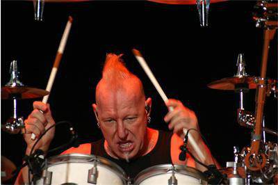 Барабанистът Майк Терана изпя песен на Синатра в спектакъла Beauty and the Beat (видео)