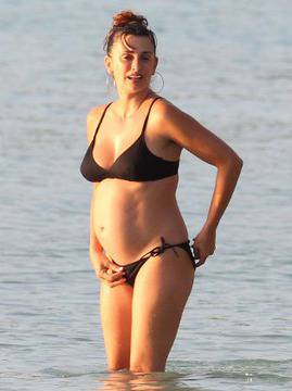 УАУ! Вижте бременната Пенелопе Крус по бански