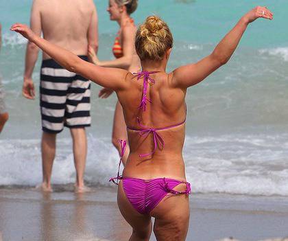 Хейдън Пенетиър с огромен годежен пръстен на плажа (снимки)