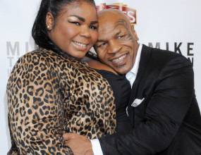 Тайсън маха свирепия татус