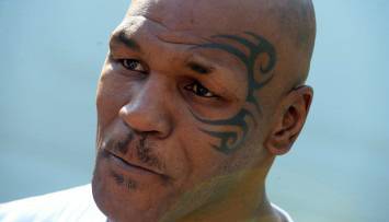 Тайсън маха татуировката от лицето си