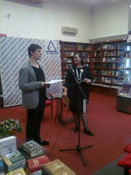 Фрагменти от мюзикъла „Парижката Света Богородица” на премиерата на „За мъжете и кръвното” Новини от Книжарница Хеликон |…