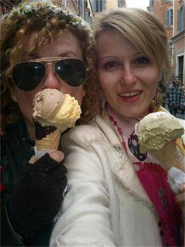 Люси Дяковска и Камелия празнуват католическия Великден в Рим