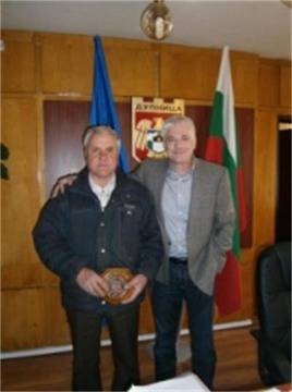 Наградиха таксиметровия шофьор, който изроди бебе в колата си