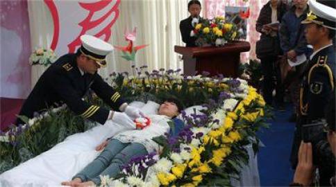 Шокиращо! Студентка организира собственото си погребение (снимки)